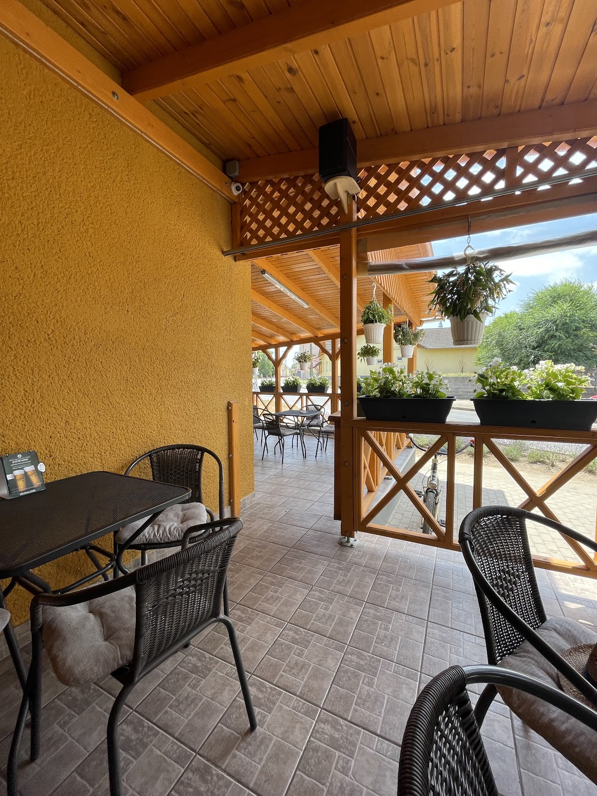 Haraplak ételbár hangulatos fedett terasza