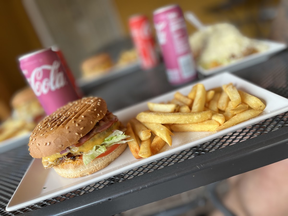 Hamburger menü hasábburgonyával